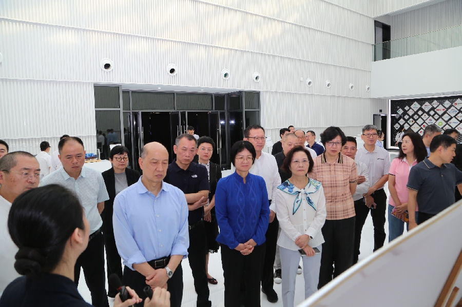 11月13日，调研组到洋浦经济开发区展示馆调研，该馆展示了自贸港建设下洋浦规划建设成果 张旭图.jpg